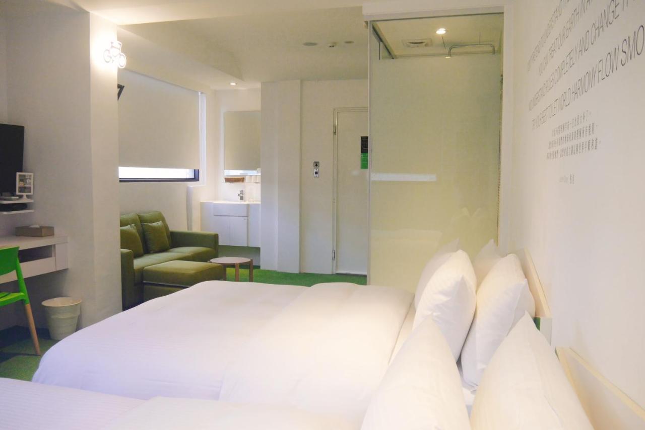 Time Flyer Hotel Taichung Bagian luar foto