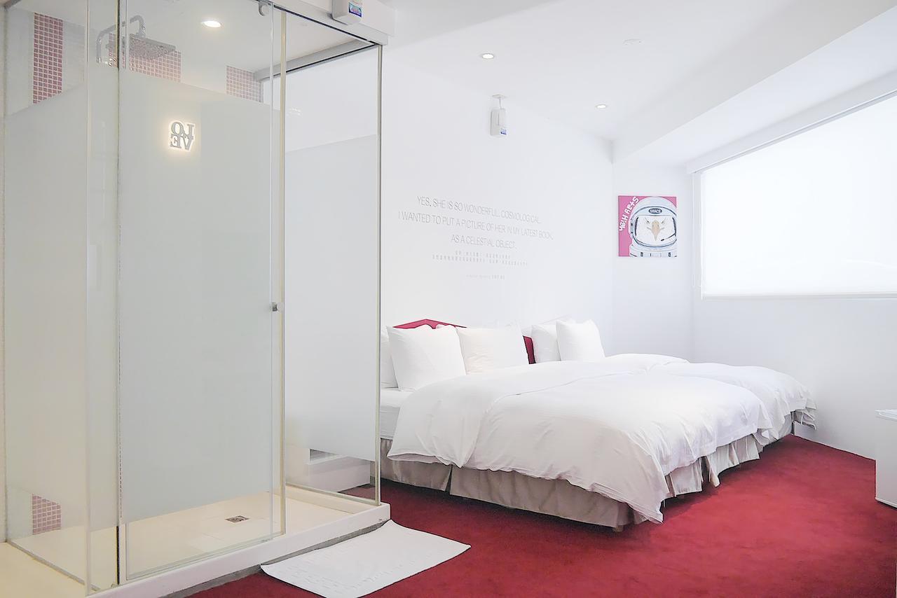 Time Flyer Hotel Taichung Bagian luar foto