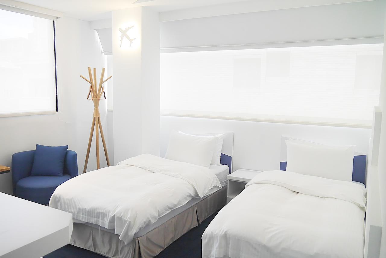 Time Flyer Hotel Taichung Bagian luar foto