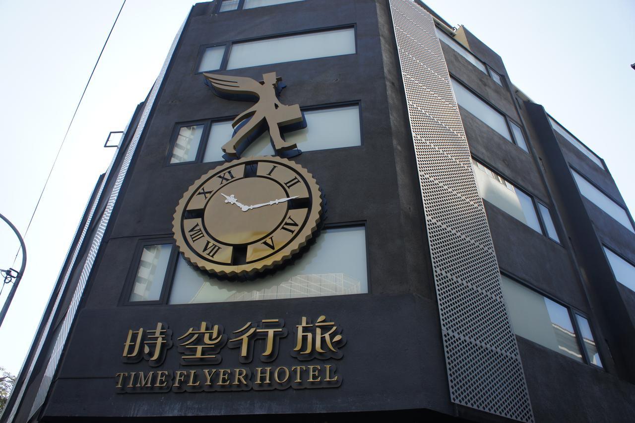 Time Flyer Hotel Taichung Bagian luar foto