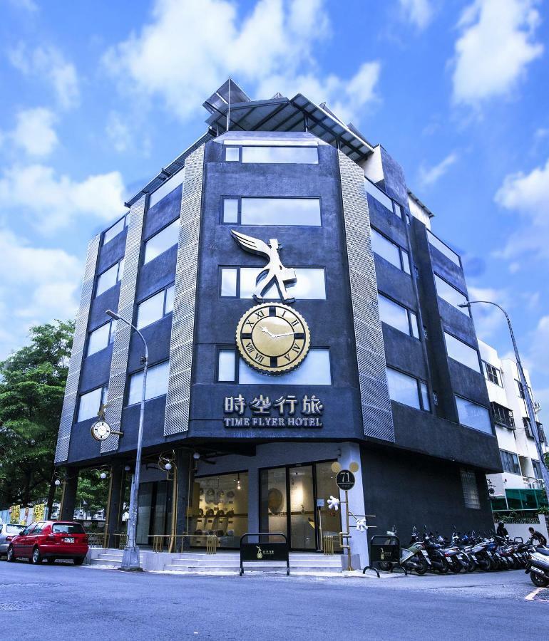 Time Flyer Hotel Taichung Bagian luar foto